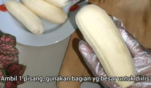 <b>1. Posisikan Pisang Miring</b><br>