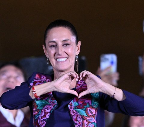 Calon presiden Meksiko dari Partai Morena, Claudia Sheinbaum merayakan hasil Pemilu bersama pendukungnya di Alun-Alun Zocalo, Mexico City, Meksiko, pada 3 Juni 2024. Sheinbaum, yang meraih kemenangan besar dalam Pemilu, menjadi perempuan pertama yang terpilih menjadi presiden Meksiko. Foto: Carl De Souza/AFP