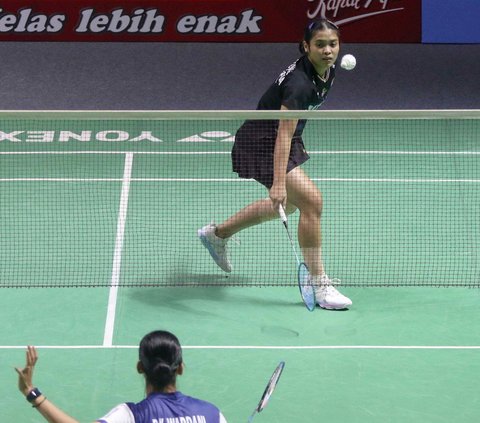 Pebulutangkis tunggal putri Indonesia, Gregoria Mariska Tunjung bertanding menghadapi kompatriotnya, Putri Kusuma Wardani pada babak 32 besar Indonesia Open 2024 di Istora Senayan, Jakarta, Selasa (4/6/2024). Gregoria berhasil memenangkan duel melawan Putri KW dalam dua set langsung. Foto: Liputan6.com/Herman Zakharia