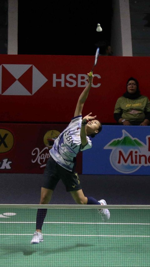 Aksi Putri Kusuma Wardani saat menghadapi Gregoria Mariska Tunjung pada babak 32 besar Indonesia Open 2024 di Istora Senayan, Jakarta, Selasa (4/6/2024). Foto: Liputan6.com/Herman Zakharia