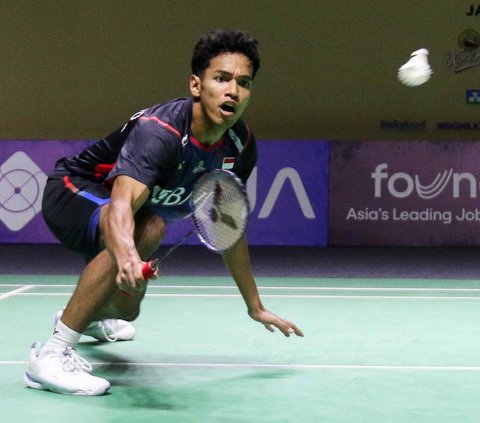 Pebulutangkis tunggal putra Indonesia, Chico Aura Dwi Wardoyo menghadapi wakil Thailand, Kantaphon Wangcharoen dalam babak 32 besar Indonesia Open 2024 di Istora Senayan, Jakarta, Selasa (4/6/2024). Perjuangan Chico di ajang Indonesia Open 2024 harus kandas setelah kalah dari Kantaphon Wangcharoen. Foto: Liputan6.com/Herman Zakharia