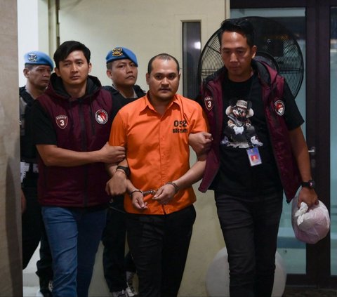 Buronan paling dicari asal Thailand, Chaowalit Thongduang mendapatkan pengawalan ketat saat diringkus di Kantor Bareskrim Polri, Jakarta, Selasa (4/5/2024). Chaowalit, yang dikenal dengan julukan 