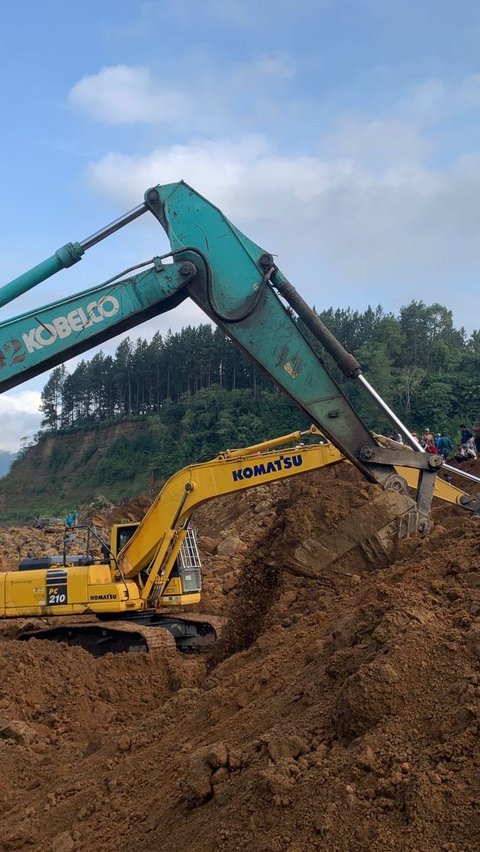 Tebing Setinggi 100 Meter Longsor, 4 Penambang dan 2 Truk Pasir Tertimbun Material Tanah