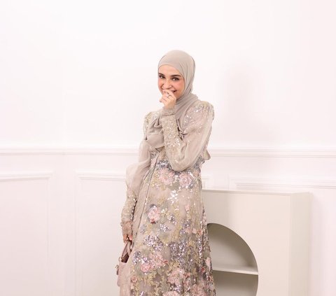 6 Inspirasi Model Kebaya Kondangan dengan Hijab dari Zaskia dan Shireen Sungkar