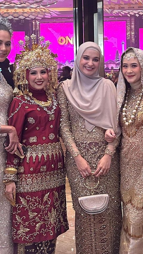 <b>Kesan Mewah dengan Kebaya Full Brokat dan Payet</b><br>