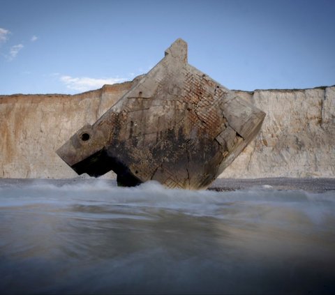 Penampakan sebuah reruntuhan bungker yang menjadi bagian dari Tembok Atlantik dekat Asnelles, Normandia, Prancis, pada 16 Mei 2024. Tembok Atlantik, yang juga dikenal sebagai 'Dinding Pesisir', merupakan sistem pertahanan megah yang dibangun Nazi di tepi Samudera Atlantik. Foto: Olivier Morin/AFP