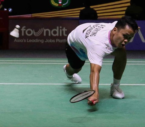 Tunggal putra Indonesia, Anthony Sinisuka Ginting Jepang bertanding melawan wakil Jepang, Kenta Nishimoto dalam babak 32 besar Indonesia Open 2024 di Istora Senayan, Jakarta, Selasa (4/6/2024). Langkah Anthony Ginting di Indonesia Open 2024 harus terhenti setelah menyerah dari Kenta Nishimoto. Liputan6.com/Herman Zakharia