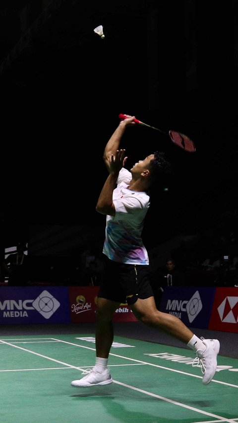 Anthony Gintih kalah dengan skor 21-17, 11-21, 8-21. Liputan6.com/Herman Zakharia