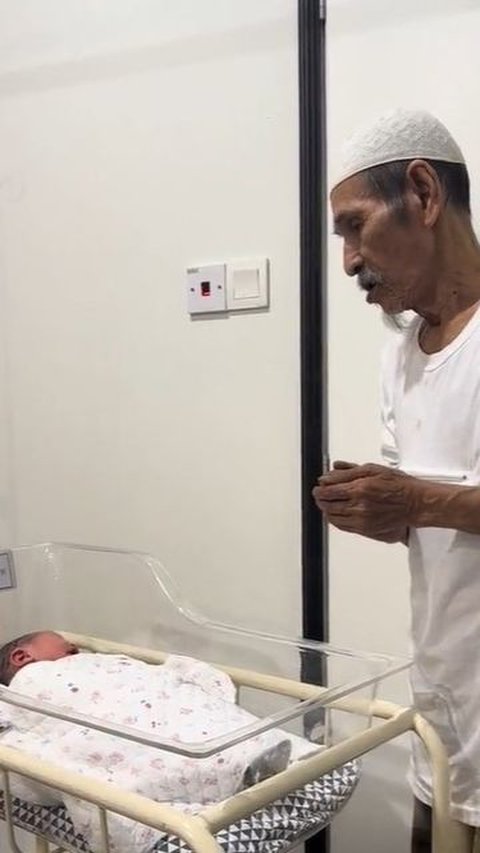 The Story of Mr. Yakob Being Blessed with His First Child at the Age of 80, Emotional Video of Iqamah Chant