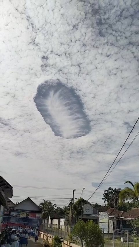 Penampakan Awan Berlubang di Jember<br>