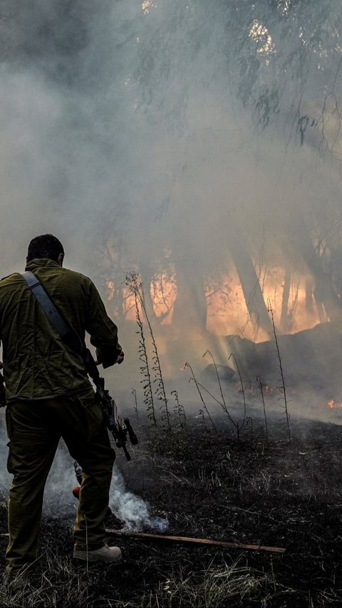 FOTO: Pasukan Zionis Kalang Kabut Rentetan Serangan Rudal Hizbullah Bakar Ribuan Hektar Hutan di Israel Utara<br>