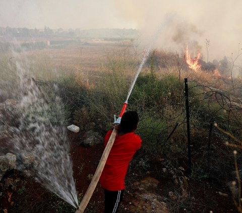 Otoritas Pemadam Kebakaran dan Penyelamatan Wilayah Israel Utara (CACAL) telah mengeluarkan pengumuman bahwa kebakaran akibat serangan rudal Hizbullah Lebanon telah menyebabkan kerugian dua kali lipat lebih besar daripada perang Israel-Hizbullah pada tahun 2006 dan 2017. Foto: REUTERS<br>