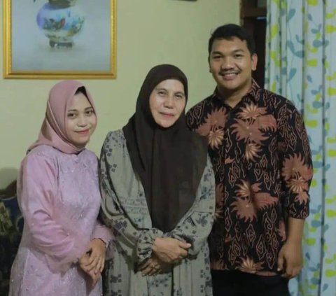 Adapun alasannya keluar dari BUMN karena ingin menemani ibunya yang tinggal sendiri di kampung halamannya.