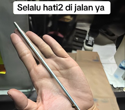 Sangat sial! Roda mobil menjadi kempis karena terkena besi panjang, terasa seperti tertusuk paku bumi.