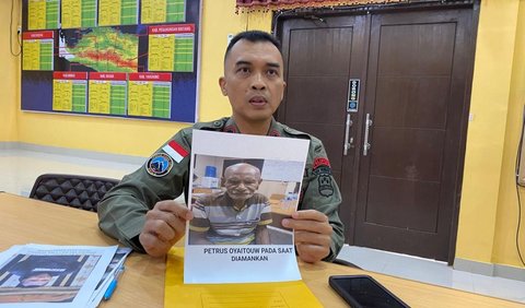 Berdasarkan keterangan tersangka MO, Petrus Oyaitouw telah menjual kepadanya dua pucuk senjata api laras pendek.