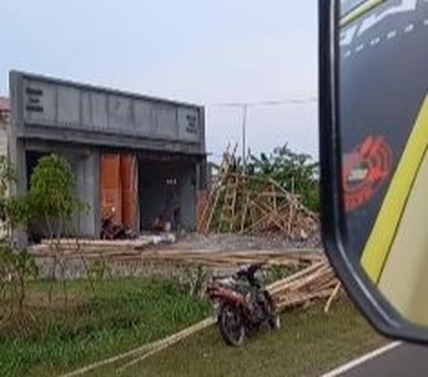 Kuli bangunan tetap fokus bekerja meskipun terjadi kecelakaan mobil di depan mereka.