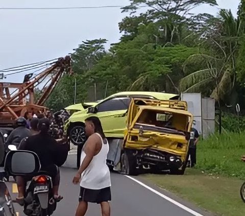 Kuli bangunan tetap fokus bekerja meskipun terjadi kecelakaan mobil di depan mereka.