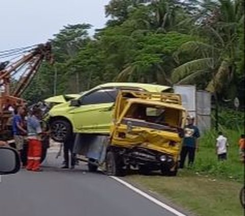 Kuli bangunan tetap fokus bekerja meskipun terjadi kecelakaan mobil di depan mereka.