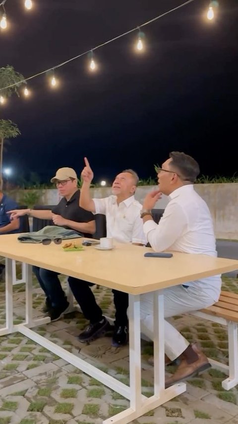 Zulhas Pertama Kali Bermalam di Rumah Tapak Menteri di IKN, Santai Sruput Kopi Bareng Kang Emil<br>