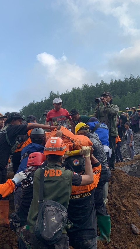 Korban Longsor di Lumajang Dievakuasi dari Kedalaman 20 Meter, 3 Penambang Pasir Masih Hilang