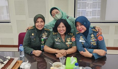 Dalam unggahannya, Dian tampak berpose dengan prajurit TNI wanita lainnya. <br>