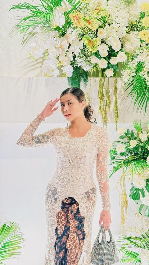 Outfit kondangan Awkarin begitu anggun dengan kebaya dan jarik.