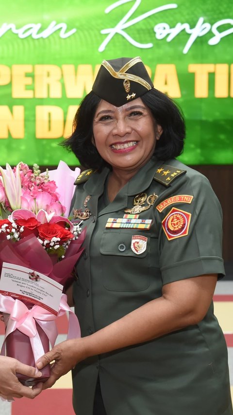 Sikap Sempurna, Kadet Mahasiswa Unhan Ucap Selamat Ultah ke Satu-satunya Wanita Bintang Dua di TNI AD