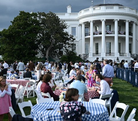 Presiden Joe Biden menggelar piknik kongres di Halaman Selatan Gedung Putih di Washington, DC pada (4/6/2023) waktu setempat. Acara ini dihadiri oleh para anggota parlemen dan tamu undangan dari berbagai latar belakang politik. Foto: Reuters<br>