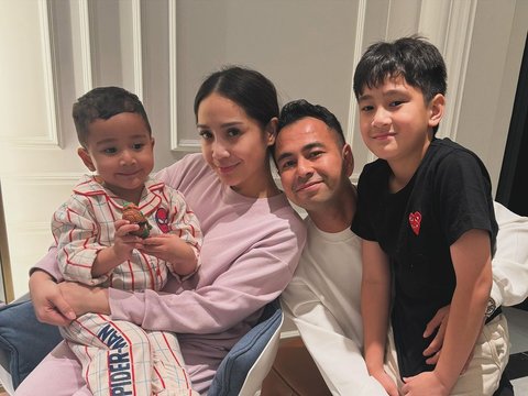 Rafathar's Celebration On Stage When Receiving an Award from School Becomes the Highlight