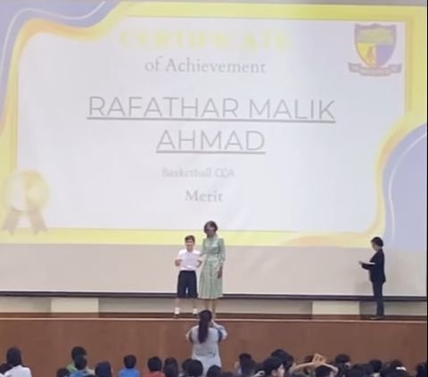 Rafathar's Celebration On Stage When Receiving an Award from School Becomes the Highlight