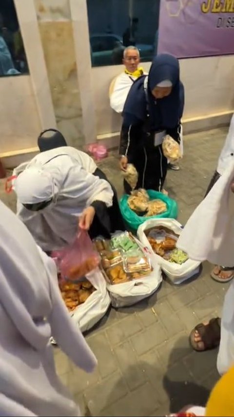 Appearance of the Pilgrim's Menu During Their Time in the Holy Land, Wanting to Buy Indonesian Snacks in Front of the Hotel