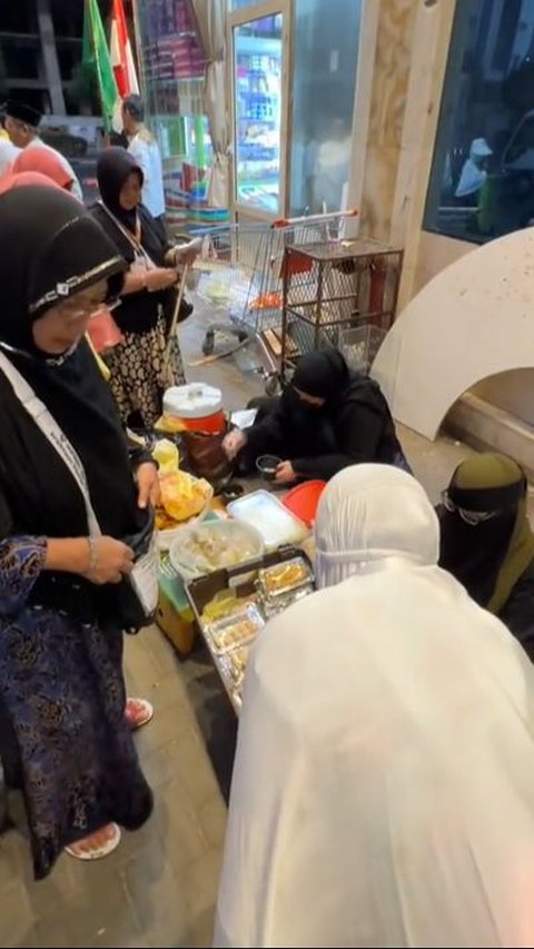 Appearance of the Pilgrim's Menu During Their Time in the Holy Land, Wanting to Buy Indonesian Snacks in Front of the Hotel