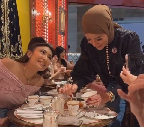 10 Latest Arisan Portraits of Geng Cendol, Hanging Out at a Popular Coffee Shop Among Socialites, How Much Does It Cost?