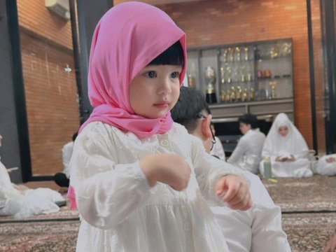 Cute! 6 Potret Ameena Tampil Berhijab saat Acara Pengajian Jelang Keberangkatan Haji Atta Halilintar & Aurel, Gemesin Bak Boneka