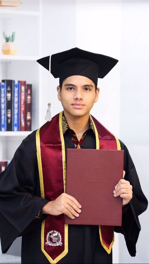 Tampil Gagah di Hari Wisuda