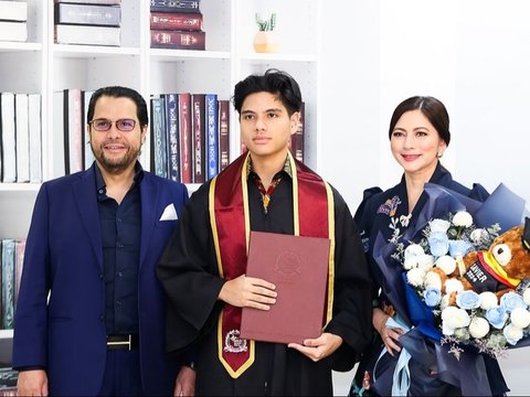 Potret Ganteng Anak Cut Keke Wisuda, Gagah Pakai Baju Toga