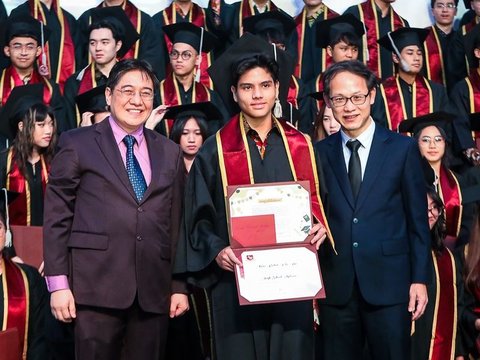 Potret Ganteng Anak Cut Keke Wisuda, Gagah Pakai Baju Toga