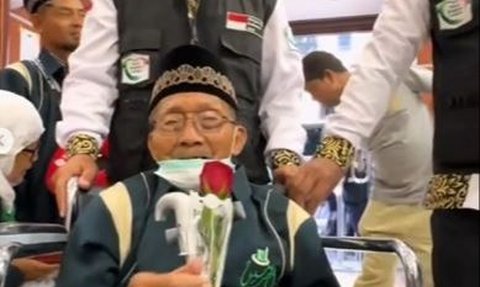 Potret Mbah Hardjo, Sosok Jemaah Haji Tertua Asal Indonesia yang Masih Sehat Meski Diharuskan Pakai Kursi Roda