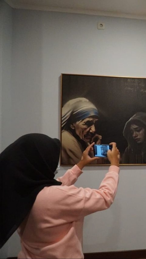 Mengapa Mahakam 24 Residence, Jakarta, menyediakan tempatnya untuk secara permanen untuk memamerkan 188 lukisan AI Denny JA? <br>