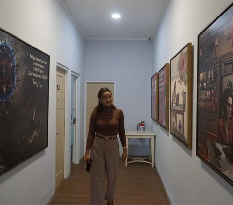 Sejumlah pengunjung memperhatikan 188 lukisan Artificial Intellegance karya Denny JA yang di pamerkan di Mahakam 24 Residence, Jakarta Selatan.