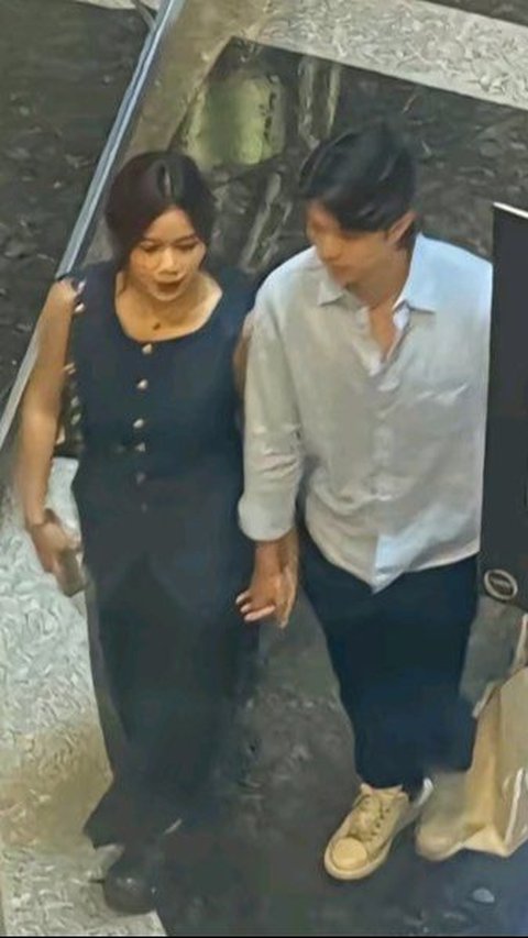 Keduanya tertangkap kamera sedang jalan berduaan sembari berpegangan tangan.