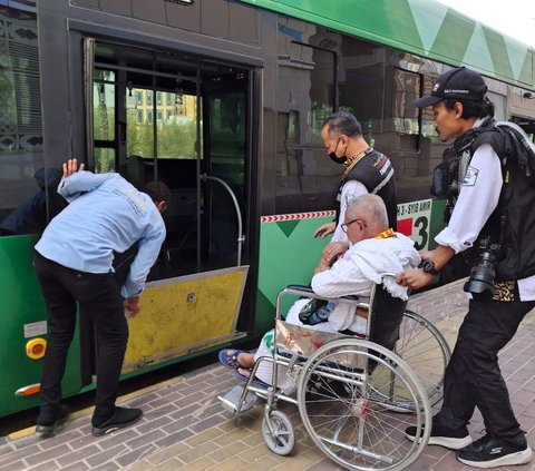 Dari 10 bus yang disiapkan, sudah 8 bus yang beroperasi mengantarkan para jemaah lansia dan jemaah disabilitas yang menggunakan kursi roda. Foto: Media Center Haji 2024 / Faiz Nashrillah