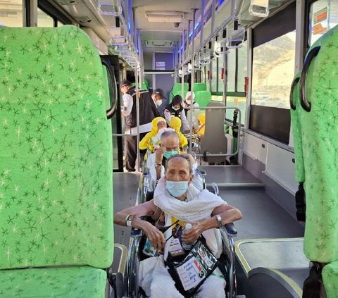 FOTO: Intip Kenyamanan Bus Shalawat Gratis Khusus Jemaah Haji Lansia dan Disabilitas Pengguna Kursi Roda di Makkah