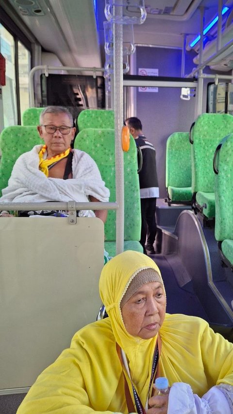 Suasana dalam bus shalawat yang sudah dirancang khusus untuk pengguna kursi roda dan lansia. Foto: Media Center Haji 2024 / Faiz Nashrillah