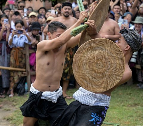 FOTO: Keseruan Perang Pandan, Tradisi Unik Warga Tenganan Bali untuk Hormati Dewa Perang