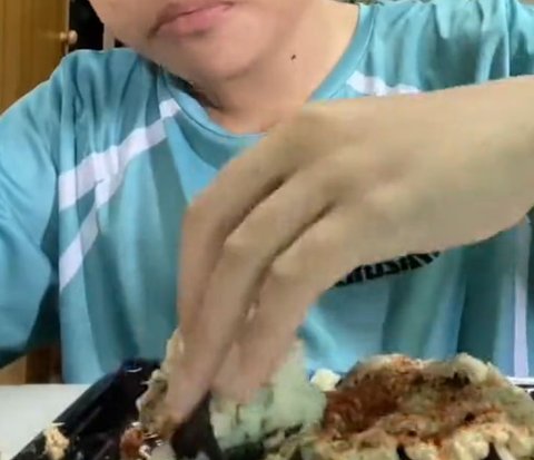 TikToker Eats Kimbap in a Different Way, Netizens Say 'Just Buy Nasi Campur Instead'