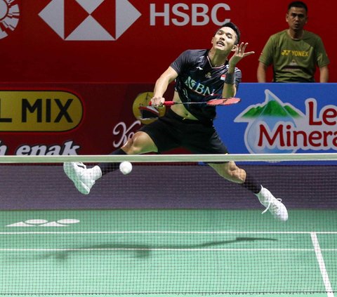 Tunggal putra Indonesia, Jonatan Christie saat bertanding melawan wakil Malaysia, Leong Jun Hao dalam babak 32 besar Indonesia Open 2024 di Istora Senayan, Jakarta, Rabu (5/6/2024). Jonatan Christie, satu-satunya tunggal putra Indonesia yang masih tersisa, ikut tersingkir di babak pertama Indonesia Open 2024. Foto: Liputan6.com/Herman Zakharia