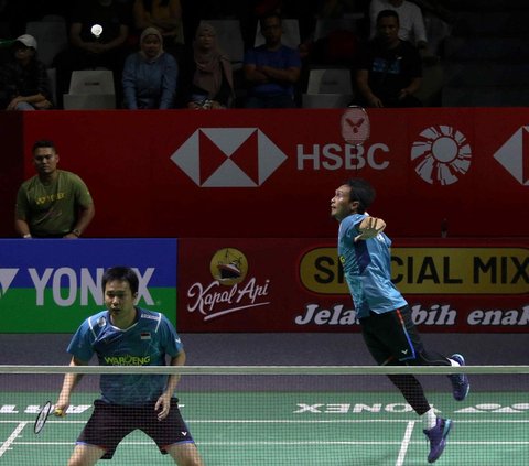 Ganda putra Indonesia, Mohammad Ahsan/Hendra Setiawan menghadapi wakil Thailand, Supak Jomkoh/Kittinupang Kedren pada babak 32 besar Indonesia Open 2024 di Istora Senayan, Jakarta, Rabu (5/6/2024). The Daddies, julukan Ahsan/Hendra, sukses menaklukkan Supak/Kittinupang. Foto: Liputan6.com/Herman Zakharia