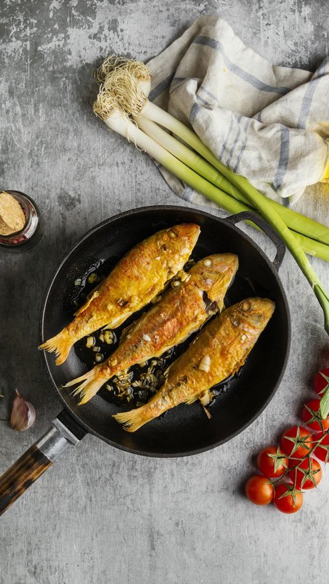 Ilustrasi menggoreng ikan agar tak lengket | copyright freepik.com