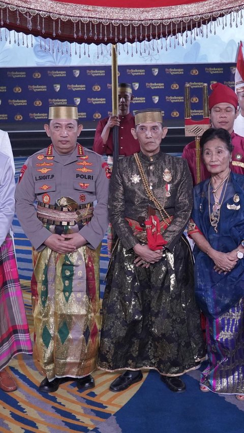 Kapolri Dapat Gelar Adat-Pusaka dari Dewan Adat dan Kerajaan di Sulawesi Selatan
